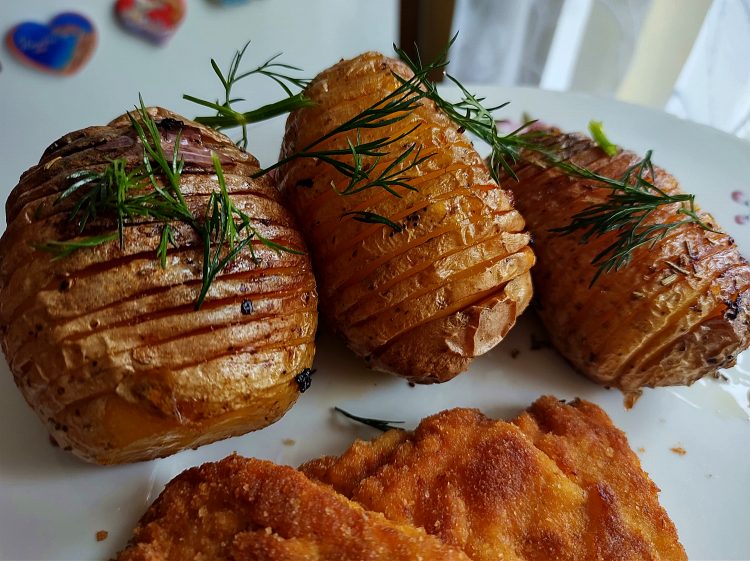 ziemniaki hasselback z czosnkiem, rozmarynem i koperkiem